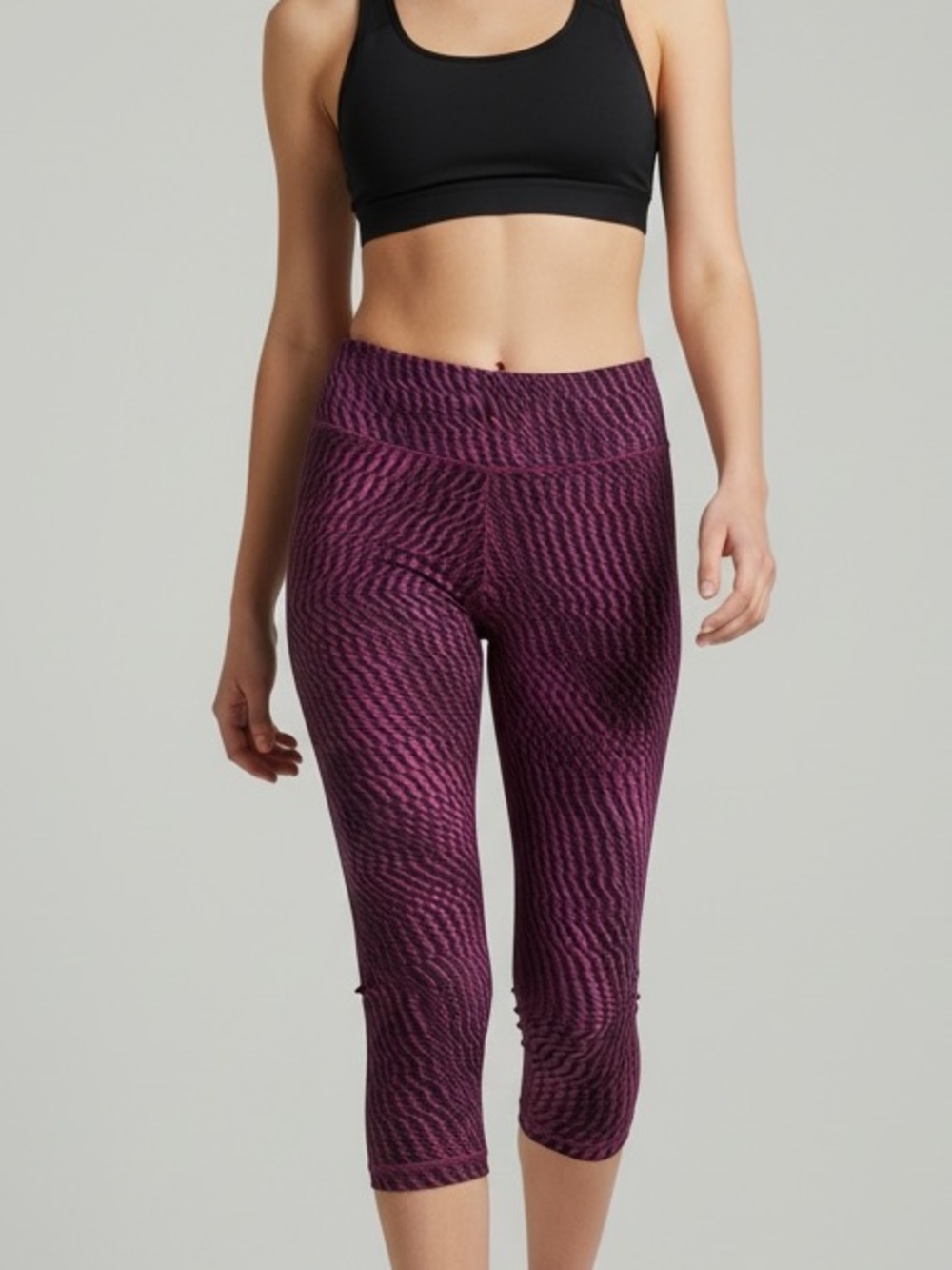 lululemon athletica Black and Magenta pink Patterned Capris. Wonder Under Crop